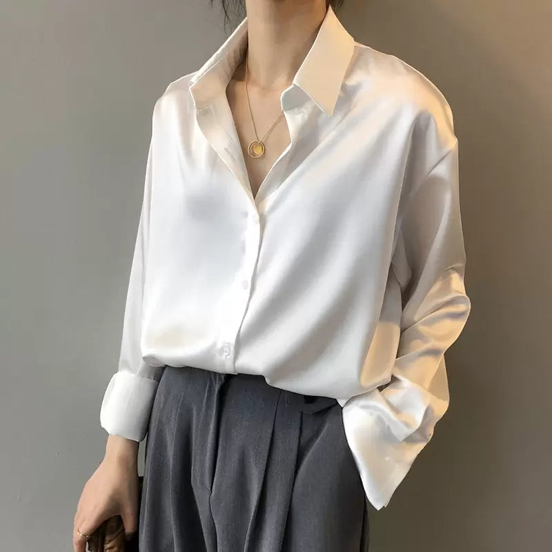 Elegante damesblouse met lange mouwen en verfijnde knoopsluiting. Geschikt voor zowel kantoor als een avondje uit.