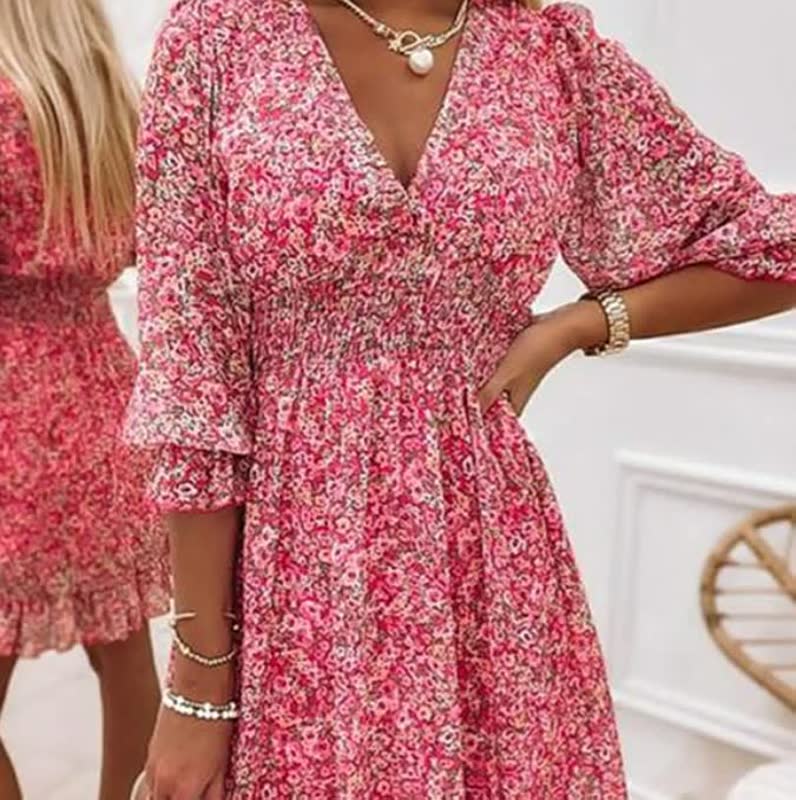 Elegante dames mini jurk met een fris bloemenpatroon en trendy lantaarnmouwen, veelzijdig voor casual of feest.