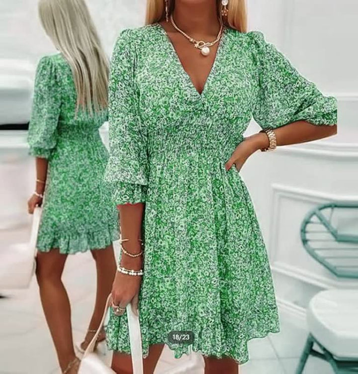 Casual chique damesjurk: gebloemde mini jurk met lantaarnmouwen, ideaal voor een zomerse dag of evenement.