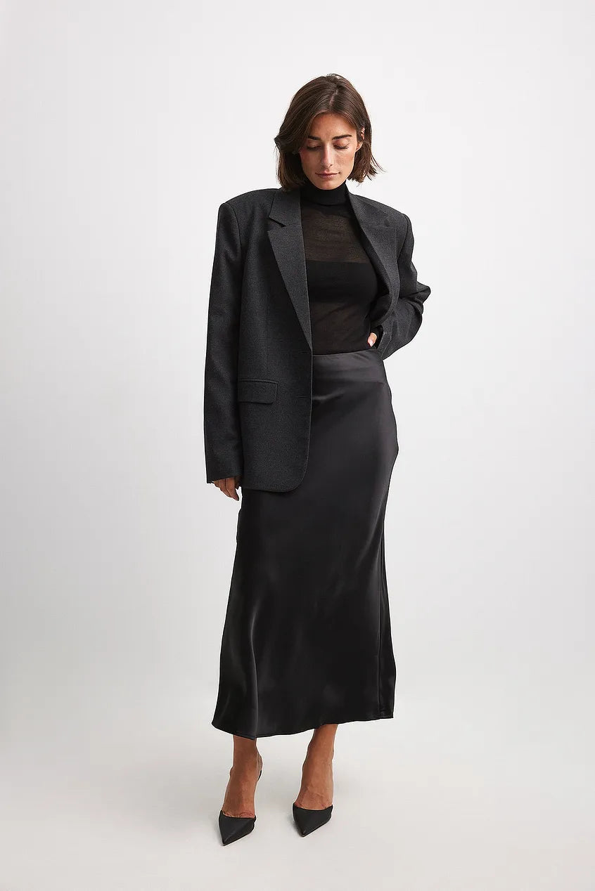 Dames elegante satijnen midi rok met hoge taille, perfect voor zomerse dagen.