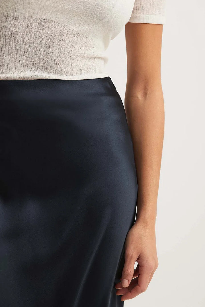 Modieuze satijnen dames midi rok, hoge taille en een vrouwelijke uitstraling.
