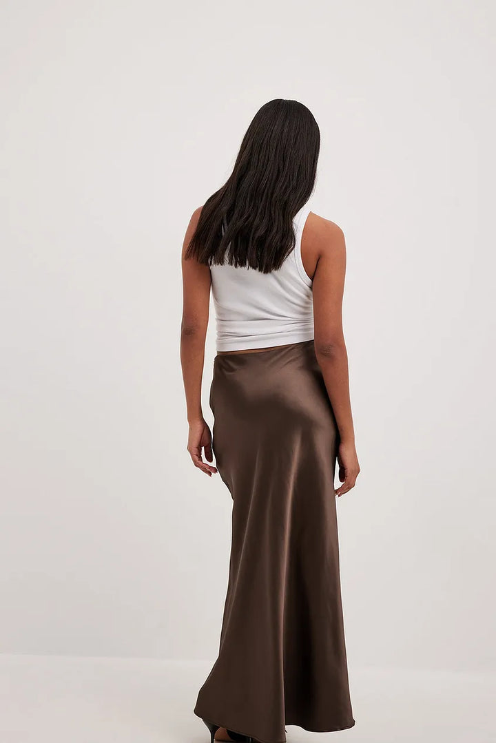 Vrouwelijke midi rok met hoge taille, satijnen stof, elegant voor lente en zomerse dagen.
