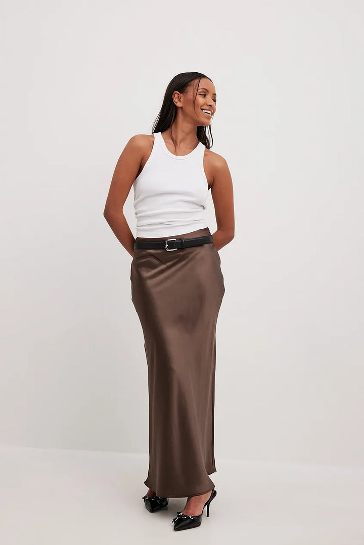 Feestelijke satijnen damesrok met hoge taille, elegant en stijlvol voor speciale gelegenheden.