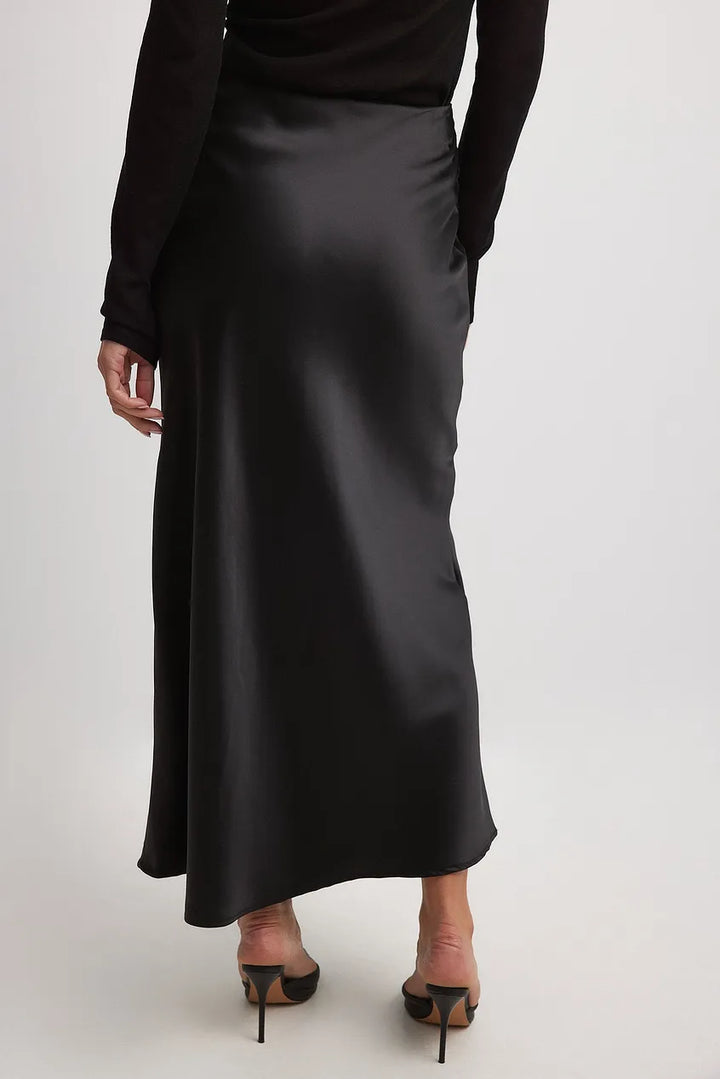 Stijlvolle satijnen feestrok met hoge taille, elegant en veelzijdig voor lente en zomer.