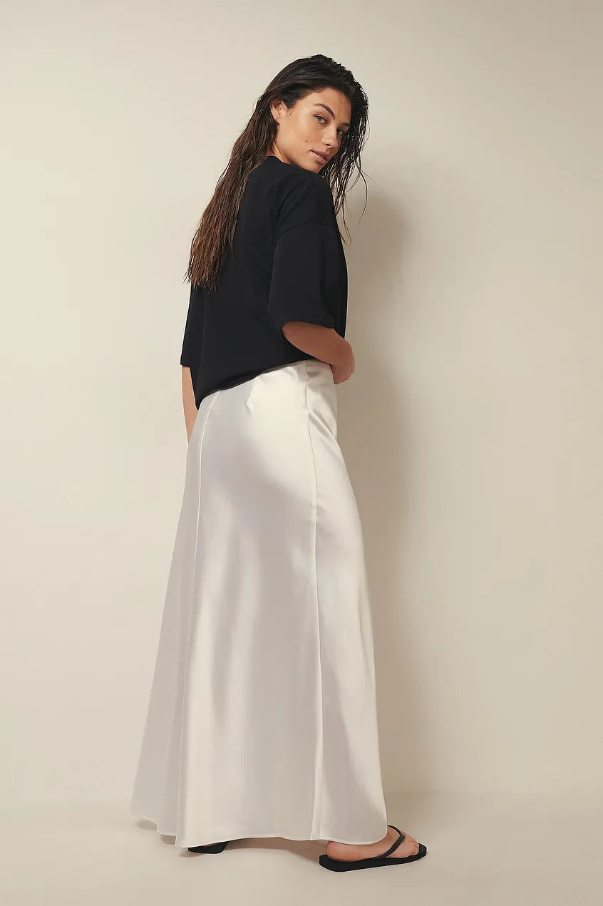Glanzende satijnen damesrok met hoge taille, een klassieke en veelzijdige keuze.