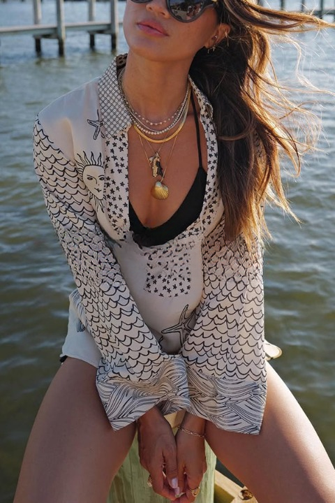 Zwarte satijnlook dames lounge set met V-hals top en comfortabele shorts. Ideaal voor relaxte avonden.