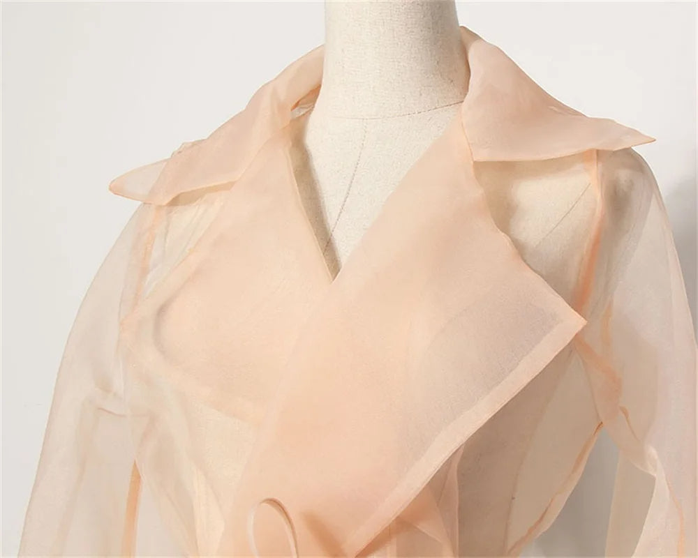 Tweedelige dames chiffon zomerset met bijpassende riem en zwierige rok, een stijlvolle zomeroutfit.