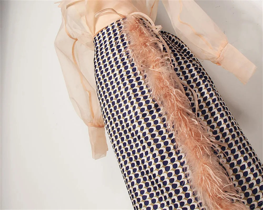 Model toont elegante tweedelige zomerset Maurelle, chiffon rok en top met riem voor dames.