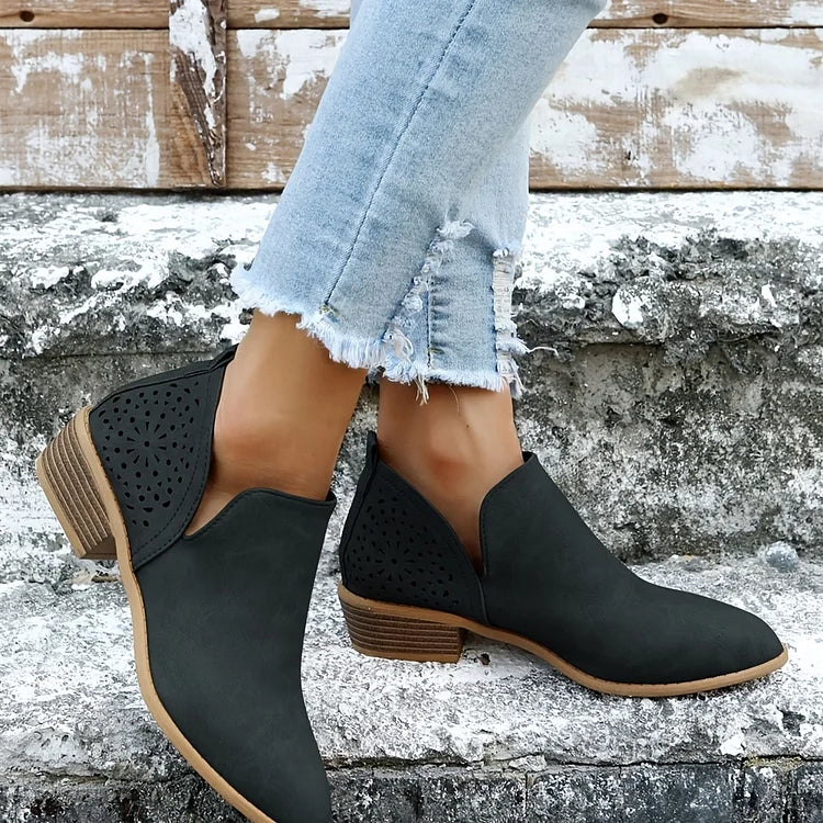 Stijlvolle dames zomerschoenen met lage hak, perfect voor een elegante zomerse look. Comfortabel dames schoeisel.