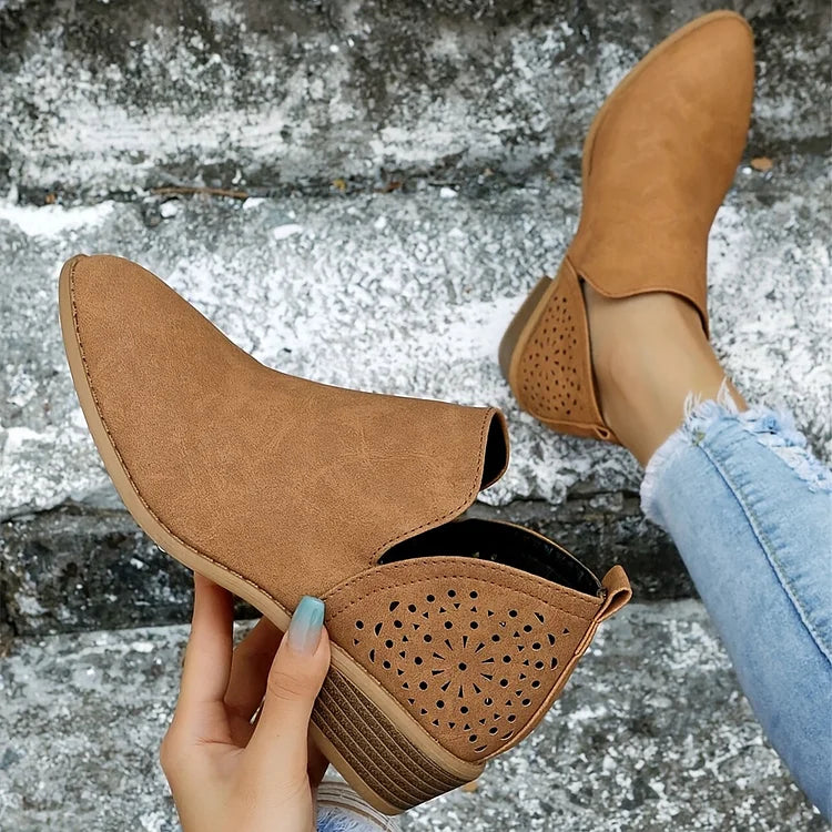 Zomerse dames schoenen met lage hak, elegant en stijlvol. Bieden ultiem voetcomfort voor warme dagen. Essentieel schoeisel.