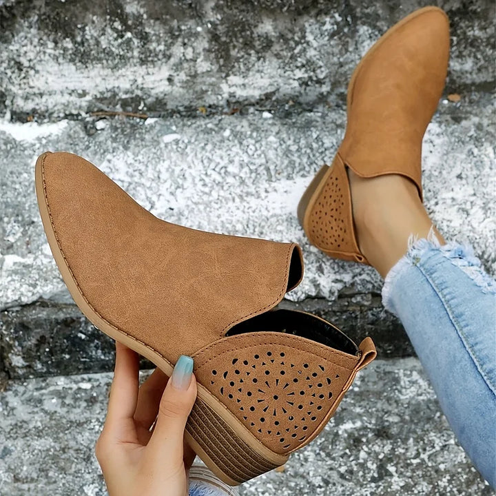 Zomerse dames schoenen met lage hak, elegant en stijlvol. Bieden ultiem voetcomfort voor warme dagen. Essentieel schoeisel.