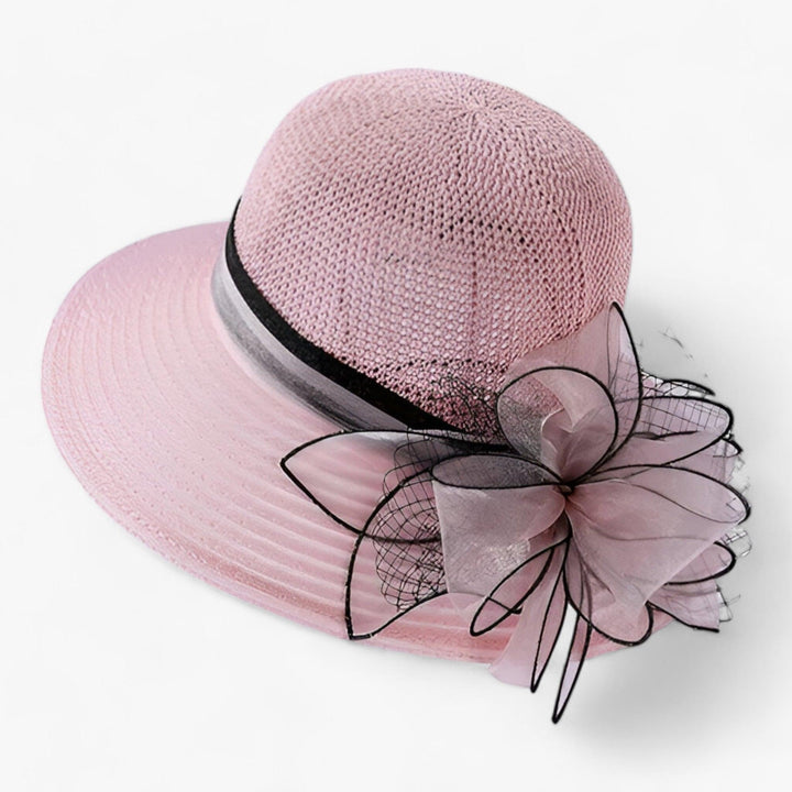 Chique dames zonnehoed met brede rand, een must-have mode accessoire voor een stijlvolle zomerdag.