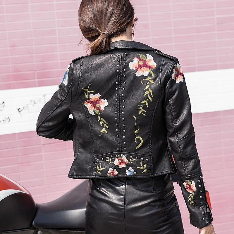 Stijlvol Eleonora kunstlederen dames motorjack met geborduurde details, perfect voor herfst en lente.