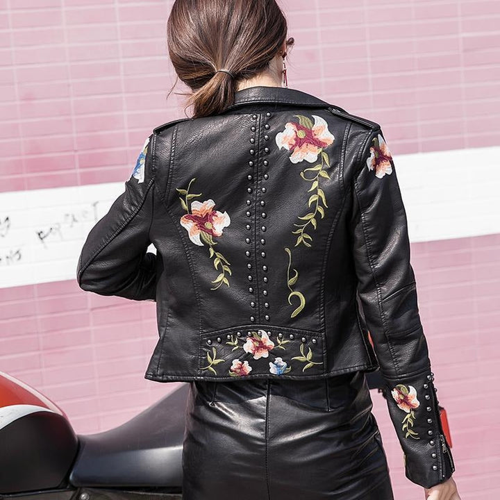 Stijlvol Eleonora kunstlederen dames motorjack met geborduurde details, perfect voor herfst en lente.