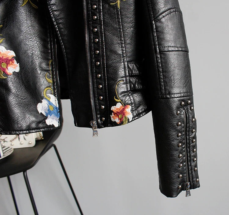 Trendy damesjas: geborduurd kunstlederen bikerjack in rockstijl, Eleonora, voor elke gelegenheid.