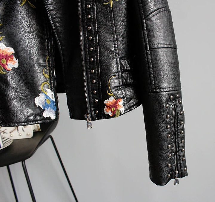 Trendy damesjas: geborduurd kunstlederen bikerjack in rockstijl, Eleonora, voor elke gelegenheid.