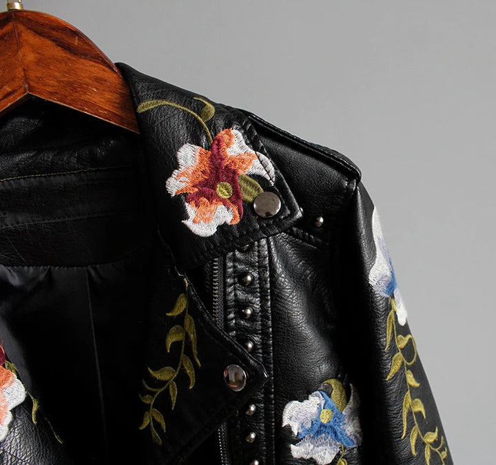 Geborduurd kunstlederen motorjack voor dames, Eleonora, ideaal als buitenkleding in de lente.