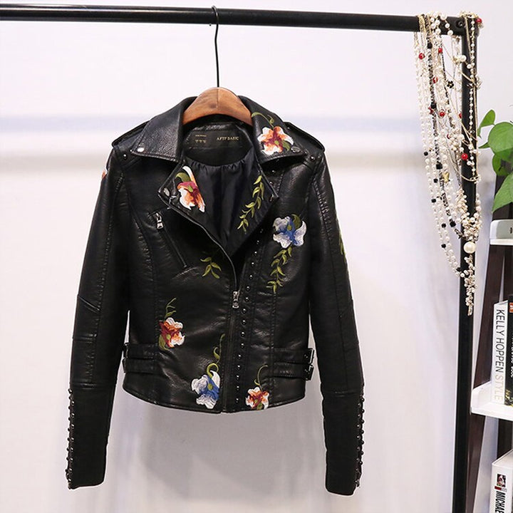 Trendy kunstlederen dames motorjack met uniek borduurwerk, ideaal voor een casual look.