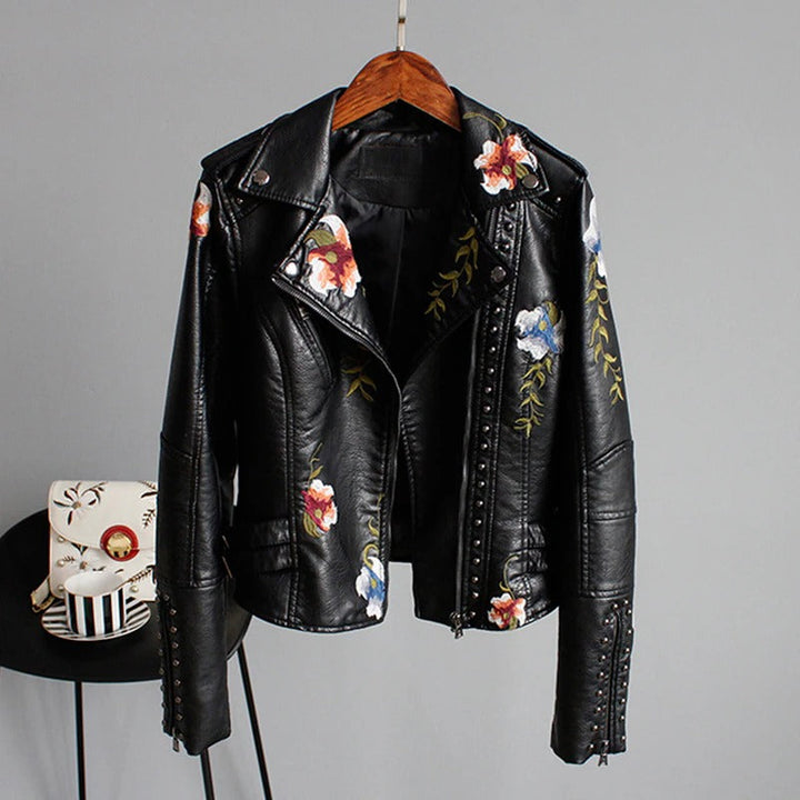 Modieus kunstlederen motorjack voor dames, geborduurd design in bikerstijl, Eleonora.