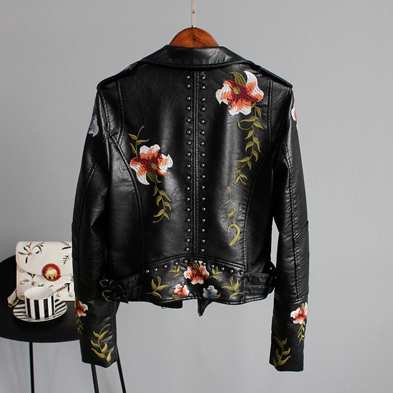 Opvallend geborduurd dames motorjack van kunstleder, Eleonora, een unieke toevoeging aan je garderobe.