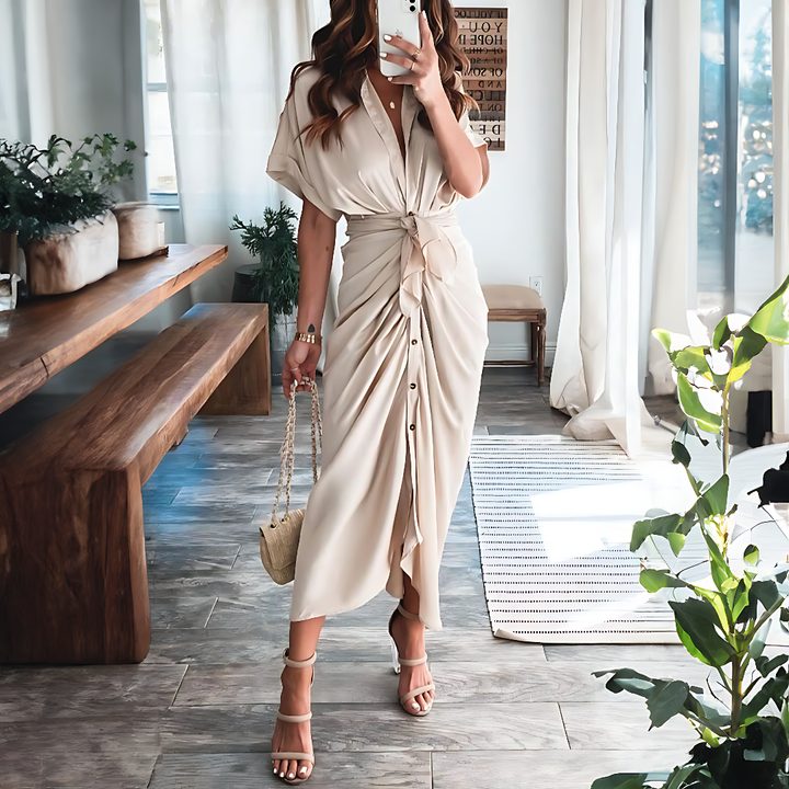 Dames Elina maxi jurk met elegante ruches en diepe V-hals, perfect voor zomerse dagen.