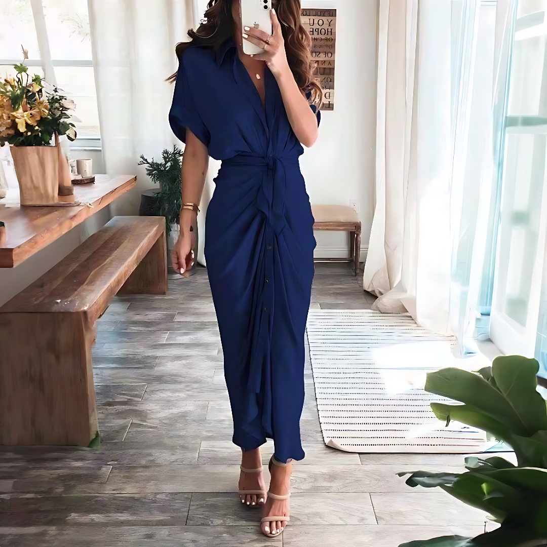 Vloeiende Elina maxi jurk, comfortabel voor dames, met ruches en V-hals, perfect voor een wandeling in de zomerzon.