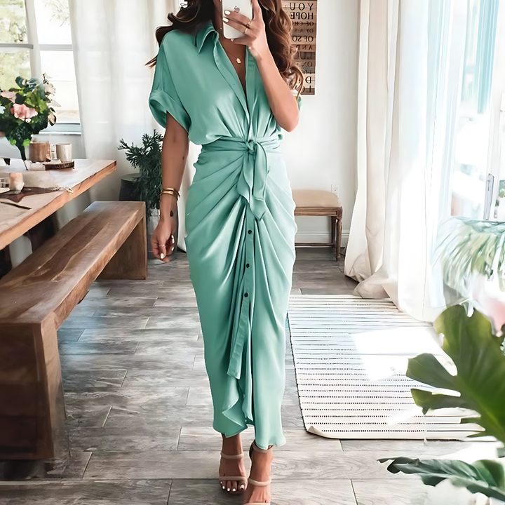 Moderne Elina maxi jurk voor dames, met chique ruches en V-hals, een must-have voor elke zomerse damesgarderobe.