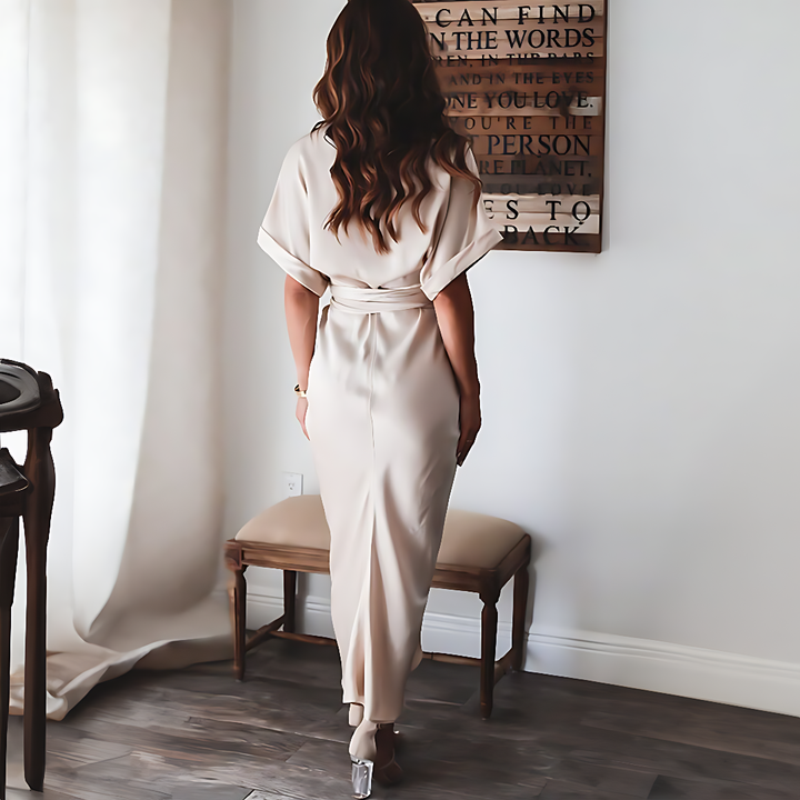 Comfortabele zomerjurk Elina; lange damesjurk met V-hals en ruches, perfect voor warme dagen.