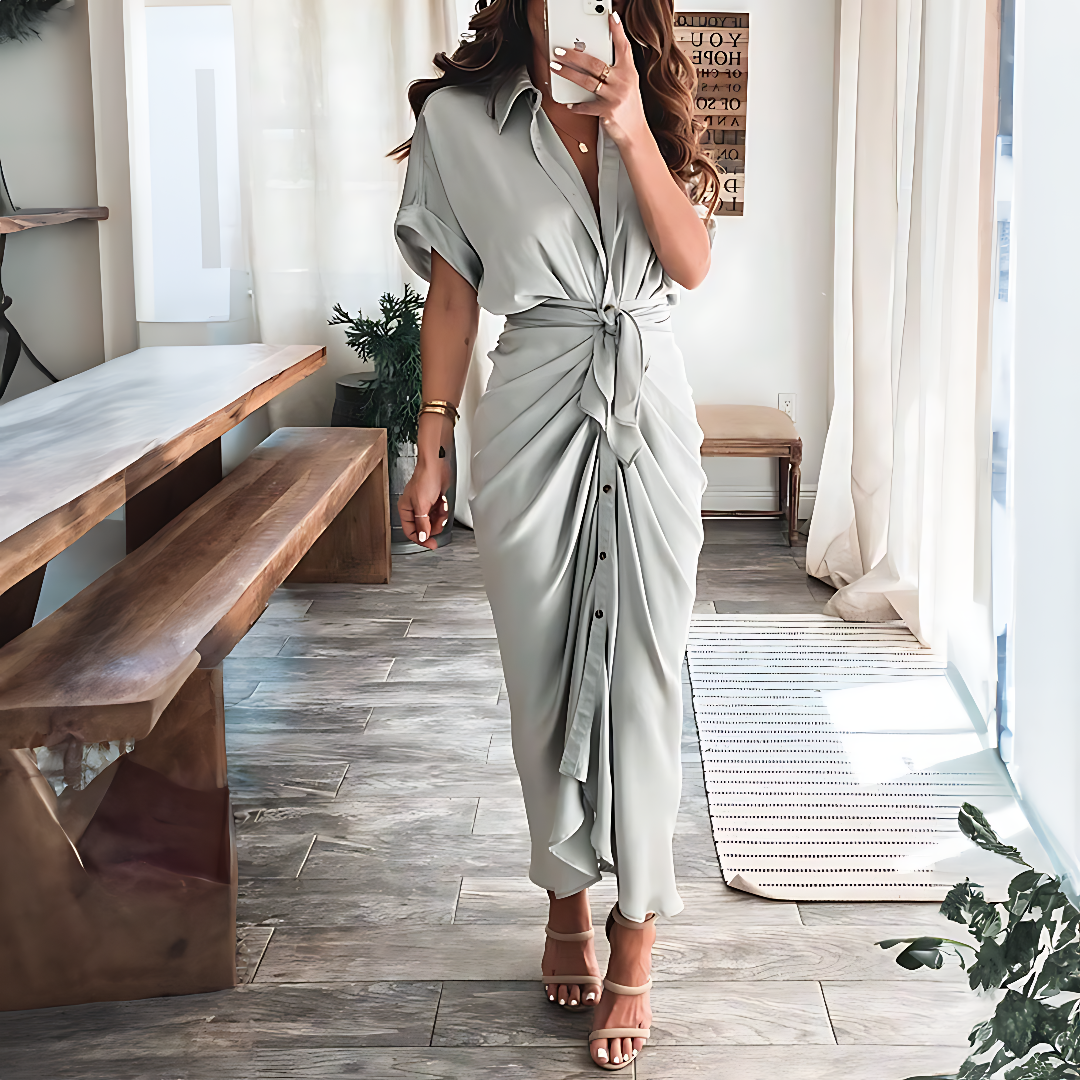 Losvallende maxi jurk Elina voor dames, met trendy ruches en flatterende V-hals voor een relaxte zomerlook.