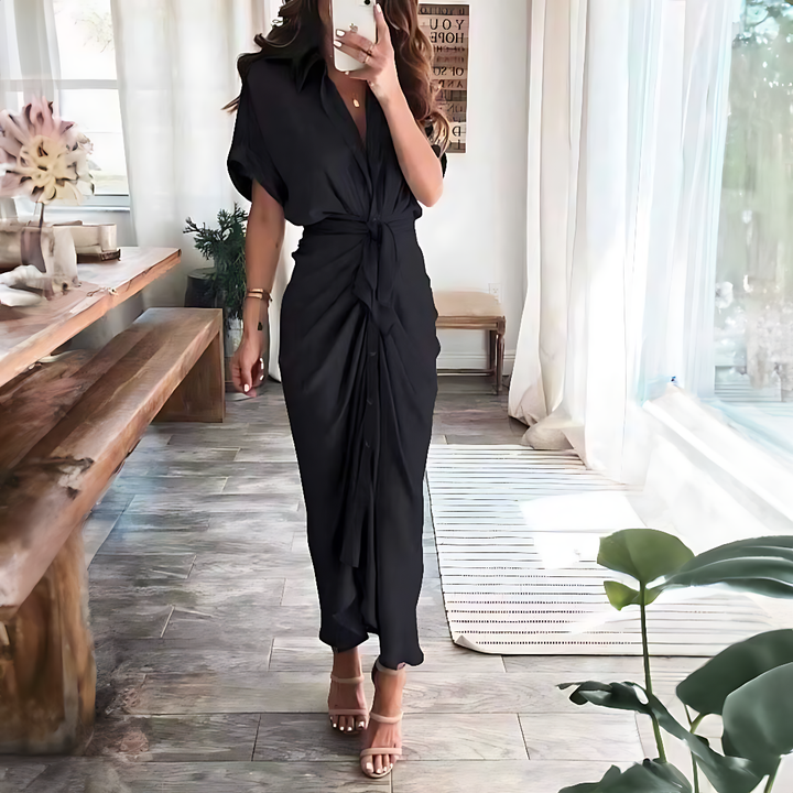 Stijlvolle damesmode: Elina maxi jurk met ruches en V-hals, gecombineerd voor een complete zomerse outfit.