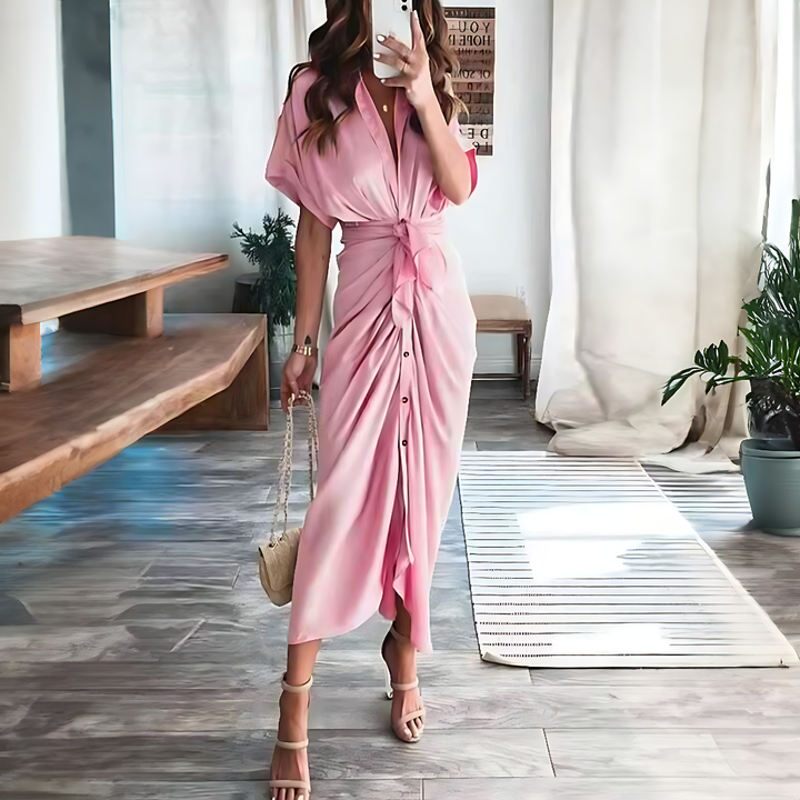 Nieuwe zomercollectie: Elina maxi jurk voor dames, met elegante ruches en V-hals, ideaal voor feestelijke gelegenheden.