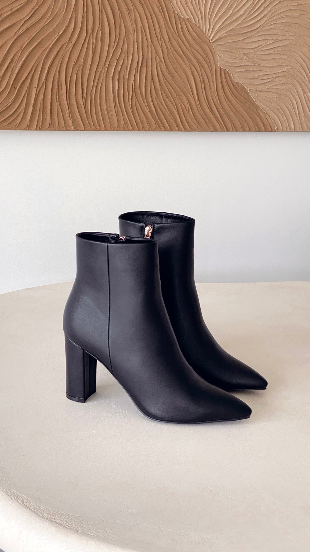Elegante zwarte enkellaarsjes voor dames, met stevige blokhak en synthetisch materiaal.