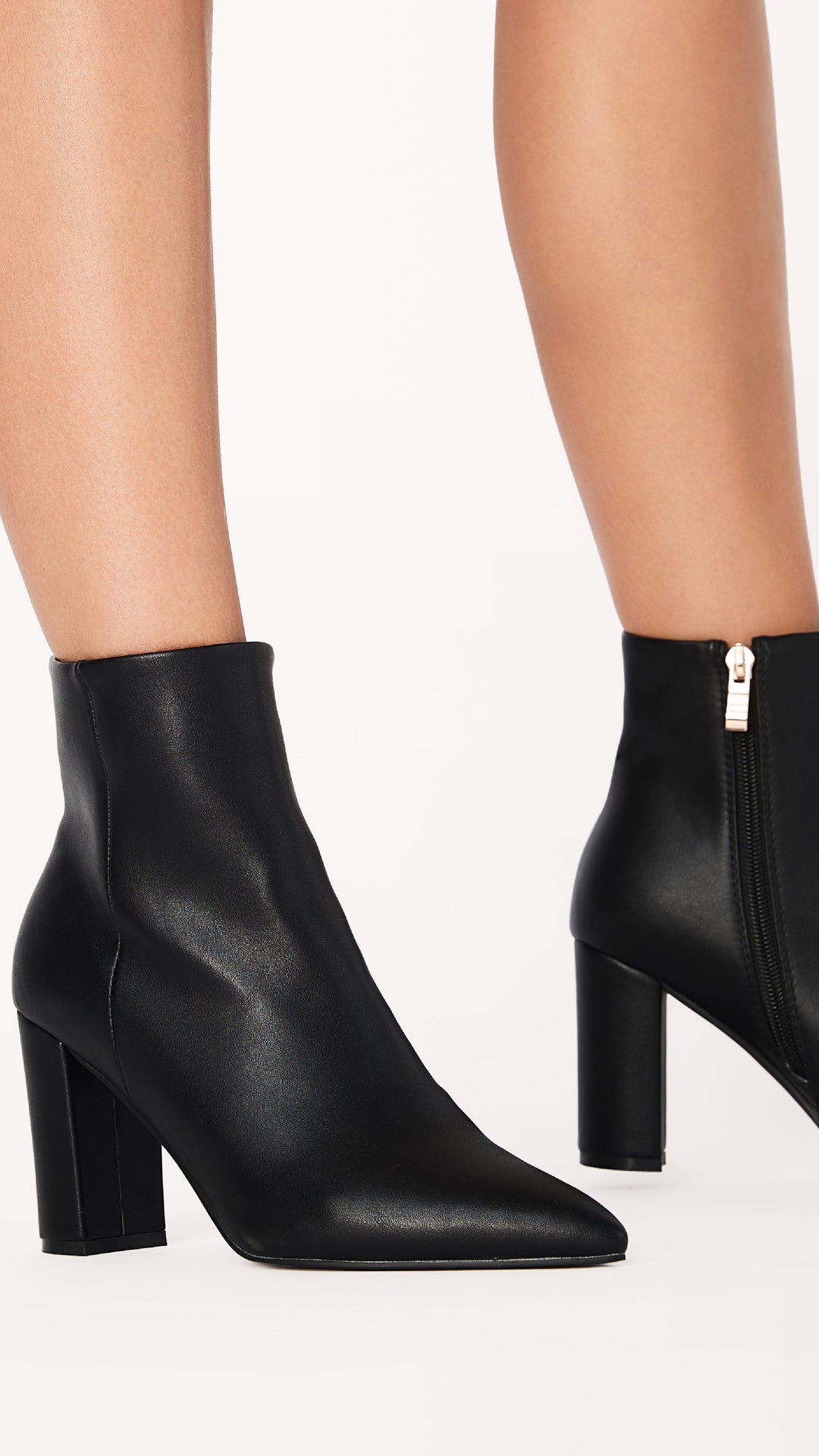 Casual dames enkellaars met blokhak, verkrijgbaar in zwart, bruin en wit, elegant design.