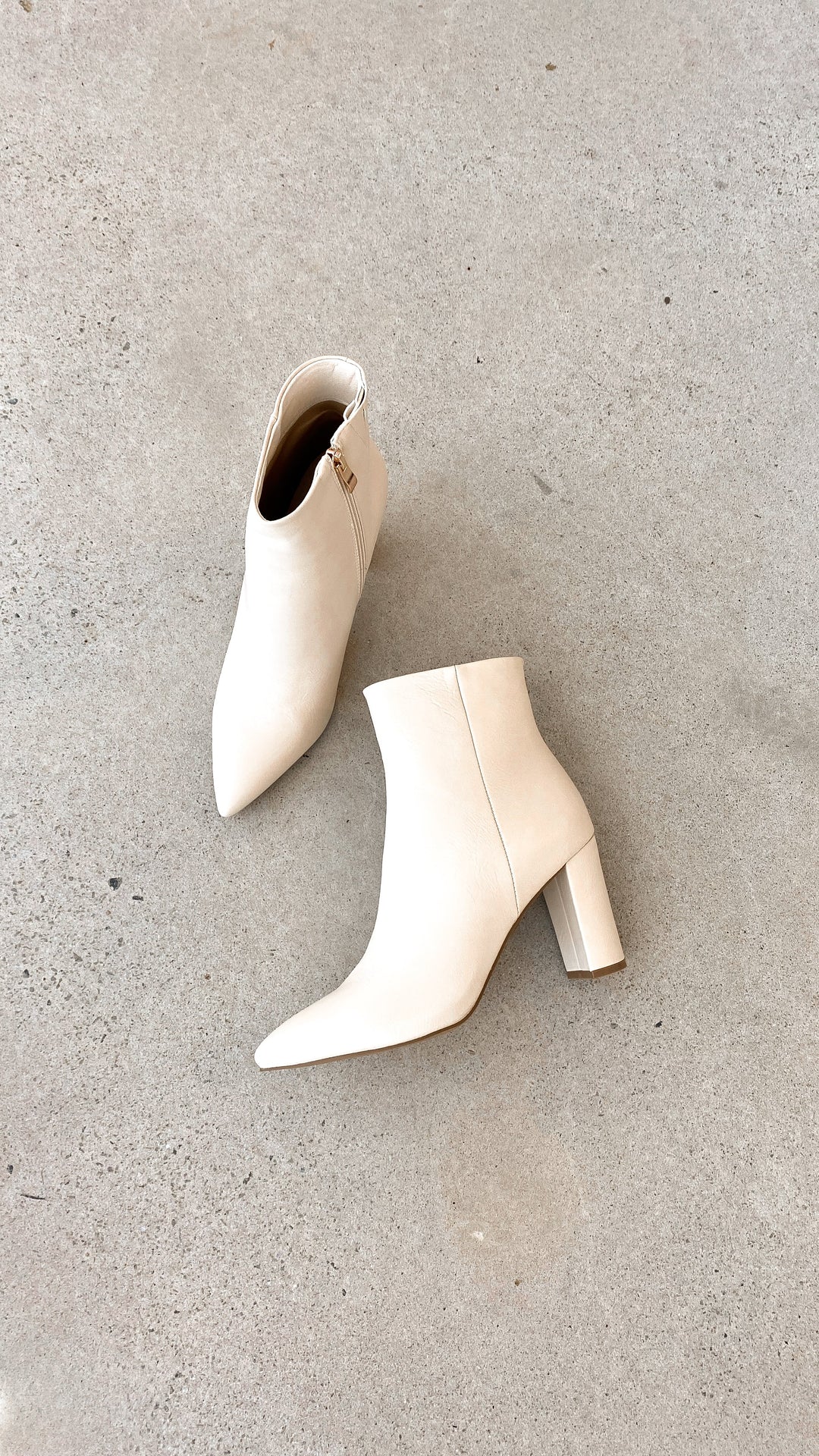 Dames enkellaarsjes met blokhak, model Elonette, elegant en perfect voor elke gelegenheid.