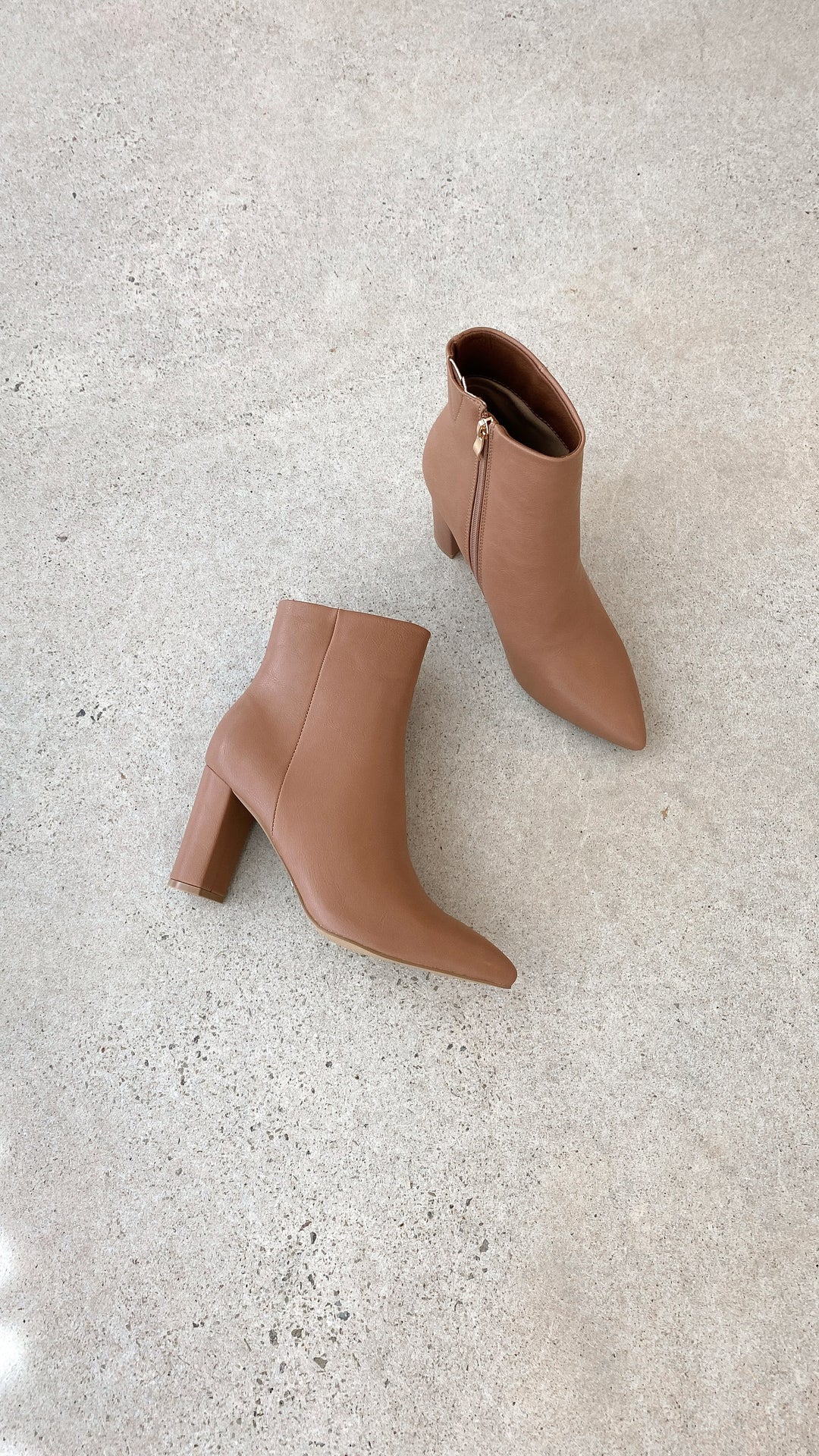 Close-up van trendy zwarte dames enkellaarsjes met robuuste blokhak.