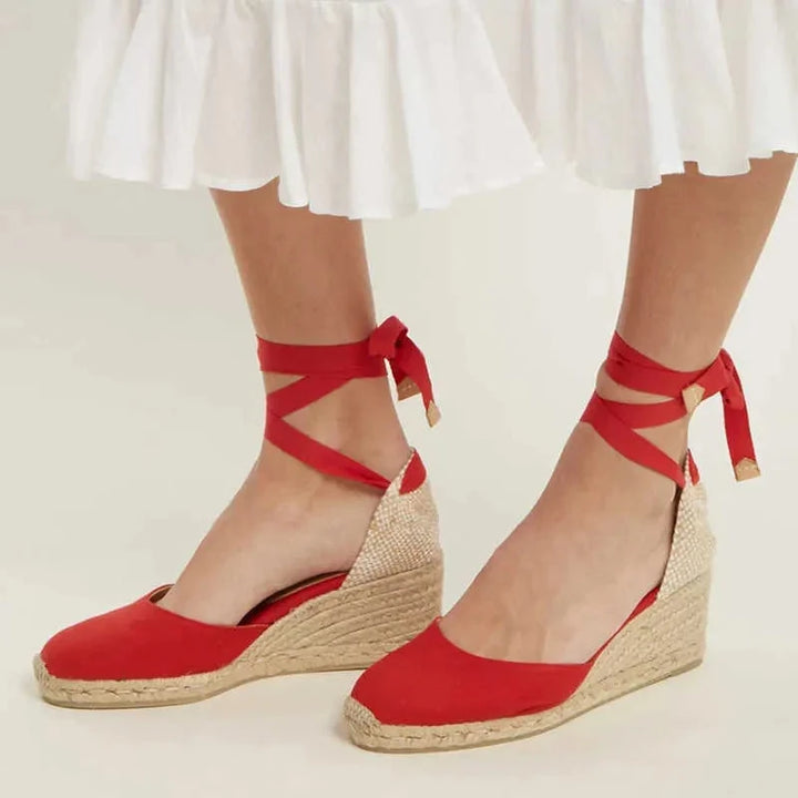 Zwarte dames espadrilles met hoge sleehak en elegante enkelbandjes, ideale comfortschoenen voor de zomer.
