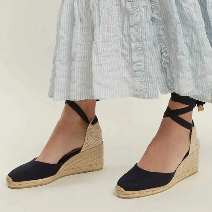 Stijlvolle rode dames zomerschoenen: espadrilles met sleehak en enkelbandjes, ideaal voor elegante outfits.