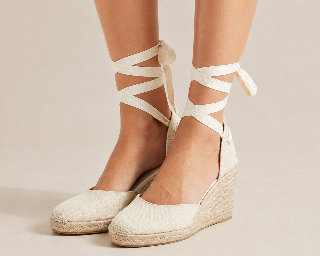 Witte dames espadrilles sleehak sandalen, met verstelbare enkelband voor een mediterrane look.