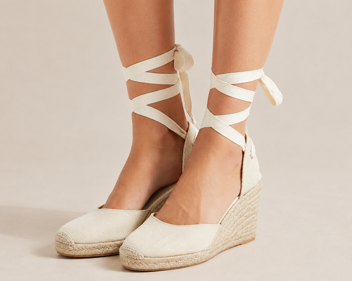Witte dames espadrilles sleehak sandalen, met verstelbare enkelband voor een mediterrane look.