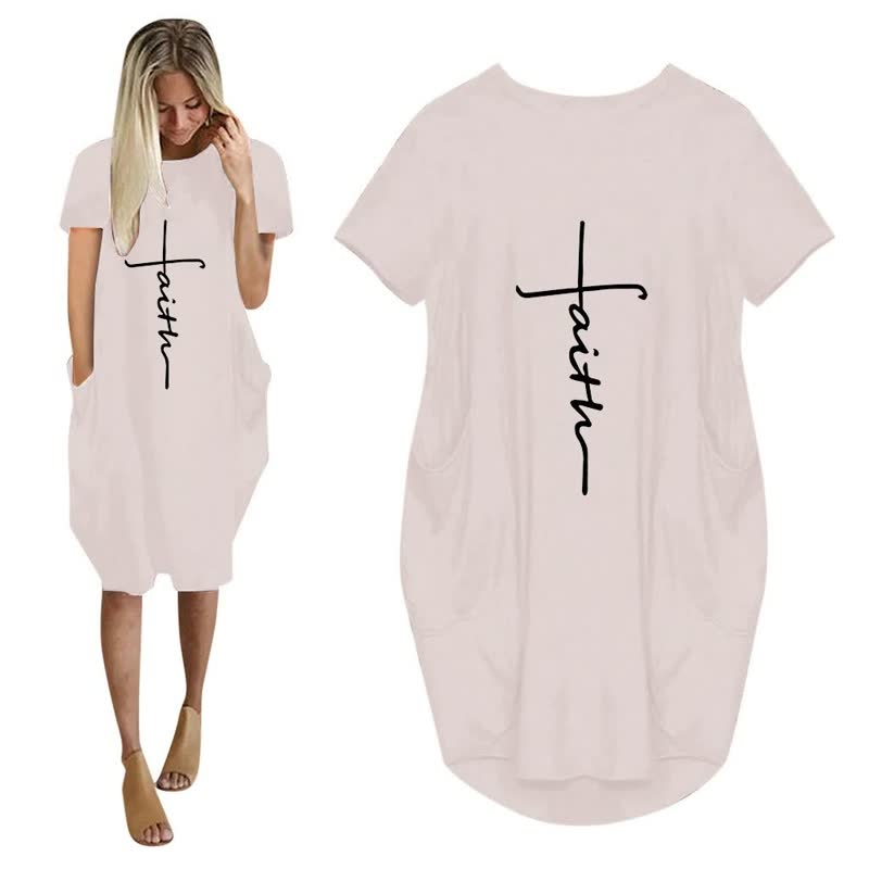 Dames feestjurk, losse pasvorm, zwarte stof met witte 3D letterprint en handige zakken. Stijlvol en comfortabel.