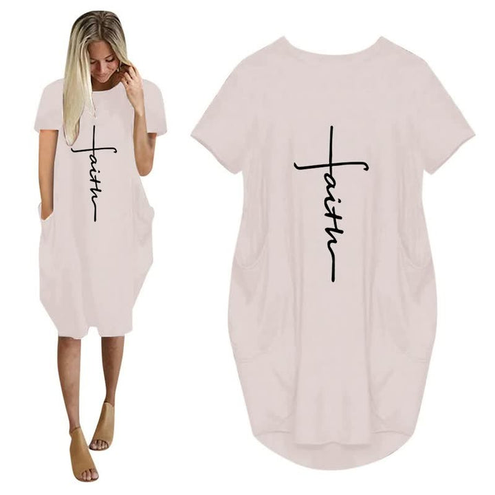 Dames feestjurk, losse pasvorm, zwarte stof met witte 3D letterprint en handige zakken. Stijlvol en comfortabel.