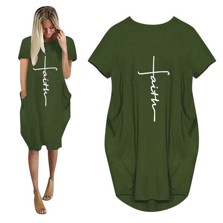 Elegante zomerjurk voor dames met unieke 3D letterprint, wijde pasvorm en praktische zijzakken. Perfect voor feestjes.