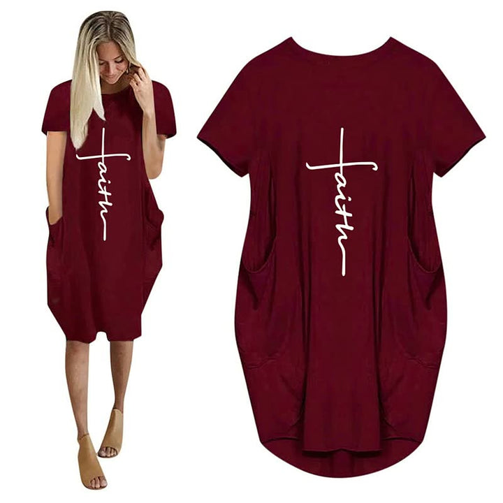 Zwarte Faith jurk met opvallende 3D letterprint, losse fit en zakken. Een moderne keuze voor elke gelegenheid.