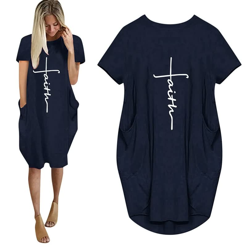 Feestelijke damesjurk met innovatieve 3D letterprint en zijzakken. Comfortabel en trendy, ideaal voor een zomerfeest.