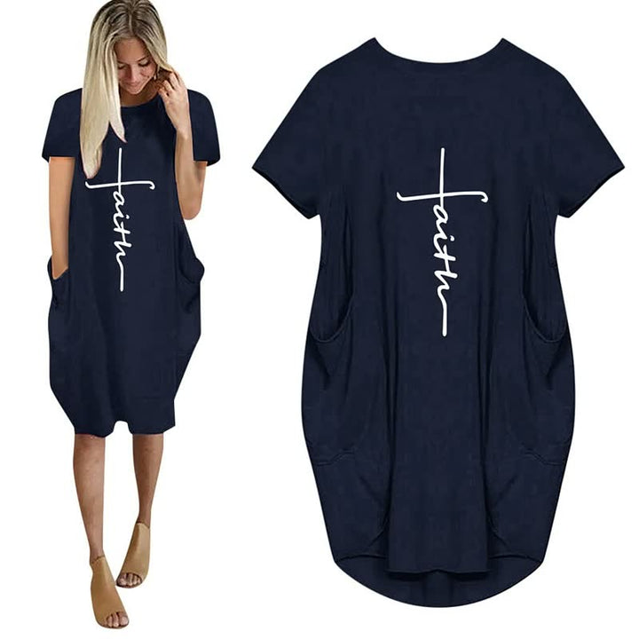 Feestelijke damesjurk met innovatieve 3D letterprint en zijzakken. Comfortabel en trendy, ideaal voor een zomerfeest.