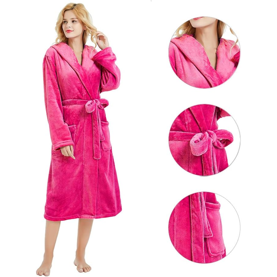 Dames in warme fleece badjas met capuchon, genietend van ultiem comfort.
