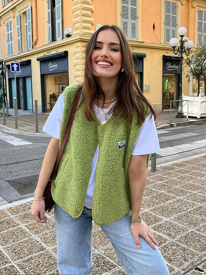 "Dames fleece bodywarmer in wit sherpa met oversized model, mouwloos en open voorkant voor stijl en warmte"
