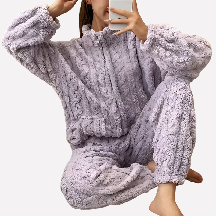 Dames fleece pyjama set met lange mouw en broek, ideaal voor warme nachten thuis.