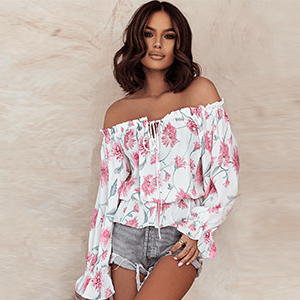 Casual chic gebloemde damesblouse Elvira met sierlijke ruchesmouwen en losse pasvorm.