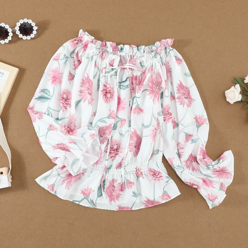 Zomerse gebloemde damesblouse met luchtige ruchesmouwen en een comfortabele pasvorm.